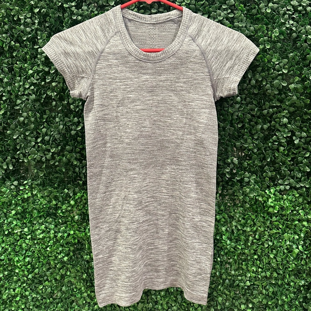 GREY LULULEMON TOP